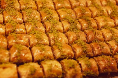 Geleneksel hindistancevizli tatlı baklavası. Ev yapımı fındıklı ve ballı baklava..