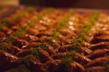 Geleneksel hindistancevizli tatlı baklavası. Ev yapımı fındıklı ve ballı baklava..