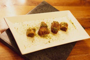 Geleneksel hindistancevizli tatlı baklavası. Ev yapımı fındıklı ve ballı baklava..