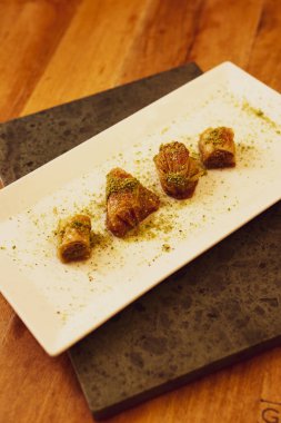 Geleneksel hindistancevizli tatlı baklavası. Ev yapımı fındıklı ve ballı baklava..