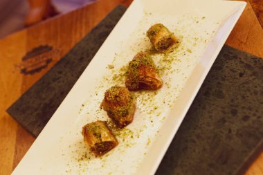 Geleneksel hindistancevizli tatlı baklavası. Ev yapımı fındıklı ve ballı baklava..