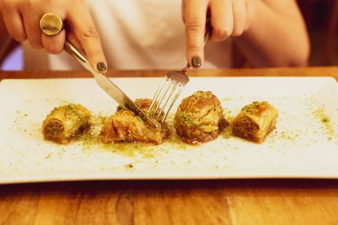 Geleneksel hindistancevizli tatlı baklavası. Ev yapımı fındıklı ve ballı baklava..