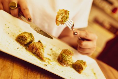 Geleneksel hindistancevizli tatlı baklavası. Ev yapımı fındıklı ve ballı baklava..