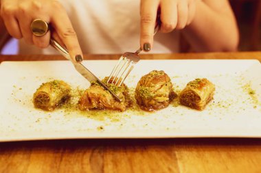 Geleneksel hindistancevizli tatlı baklavası. Ev yapımı fındıklı ve ballı baklava..