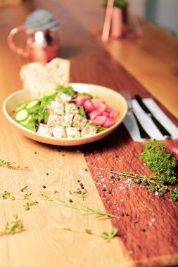 Ceviz ve peynirli sağlıklı salata.