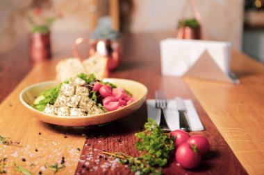 Ceviz ve peynirli sağlıklı salata.