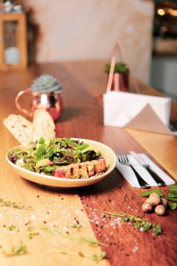 Ceviz ve peynirli sağlıklı salata.