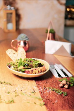 Ceviz ve peynirli sağlıklı salata.