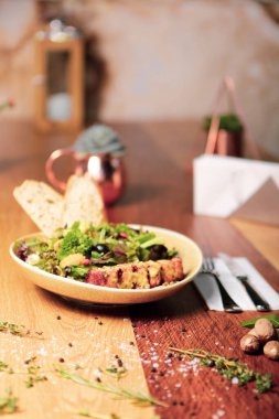 Ceviz ve peynirli sağlıklı salata.