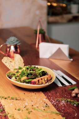 Ceviz ve peynirli sağlıklı salata.