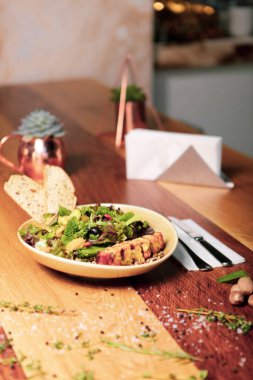 Ceviz ve peynirli sağlıklı salata.