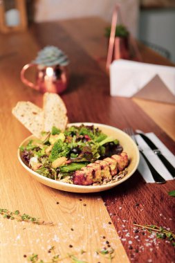 Ceviz ve peynirli sağlıklı salata.