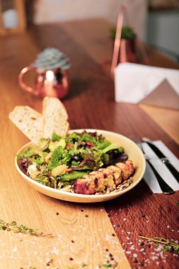 Ceviz ve peynirli sağlıklı salata.