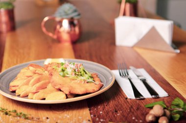 Patates kızartmasıyla servis edilen lezzetli şnitzel.