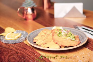 Patates kızartmasıyla servis edilen lezzetli şnitzel.