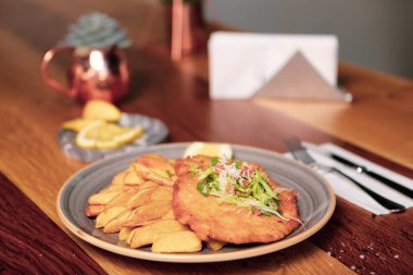 Patates kızartmasıyla servis edilen lezzetli şnitzel.