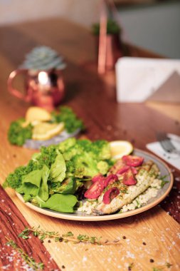 Ceviz ve peynirli sağlıklı salata.