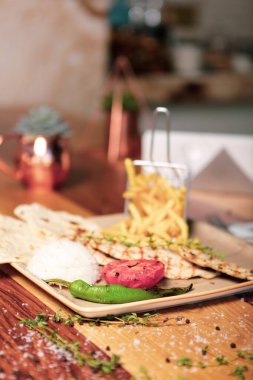 Masada lezzetli tavuk yemeği