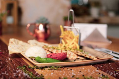 Masada lezzetli tavuk yemeği