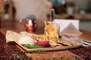 Masada lezzetli tavuk yemeği