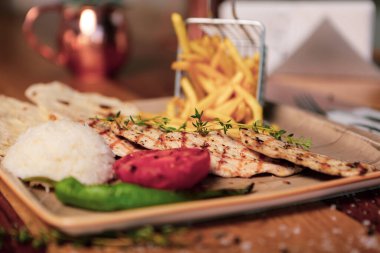 Masada lezzetli tavuk yemeği