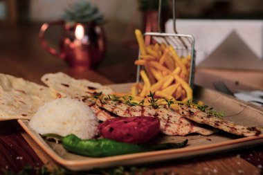 Masada lezzetli tavuk yemeği