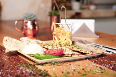 Masada lezzetli tavuk yemeği