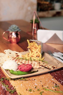 Masada lezzetli tavuk yemeği