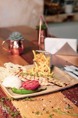 Masada lezzetli tavuk yemeği