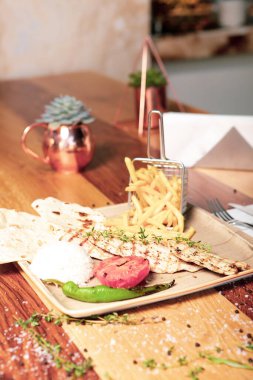 Masada lezzetli tavuk yemeği