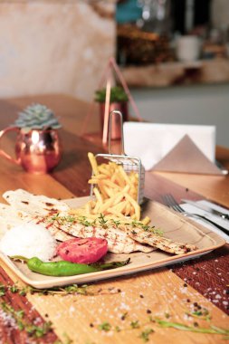 Masada lezzetli tavuk yemeği