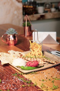 Masada lezzetli tavuk yemeği