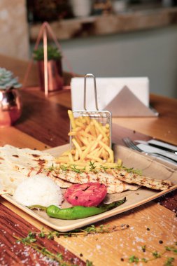 Masada lezzetli tavuk yemeği