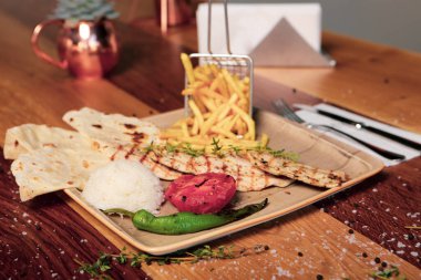 Masada lezzetli tavuk yemeği