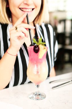 Lokantadaki masada alkol kokteyli.