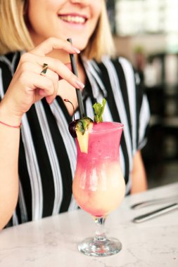 Lokantadaki masada alkol kokteyli.