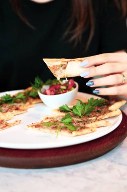 Geleneksel Türkçe fırında pide. Türk pizzası, Orta Doğu aperatifleri. Türk mutfağı. Et ile doldurulmuş çam