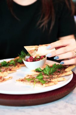 Geleneksel Türkçe fırında pide. Türk pizzası, Orta Doğu aperatifleri. Türk mutfağı. Et ile doldurulmuş çam
