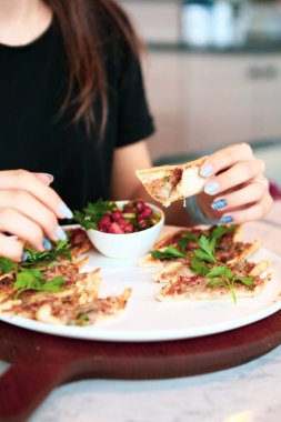 Geleneksel Türkçe fırında pide. Türk pizzası, Orta Doğu aperatifleri. Türk mutfağı. Et ile doldurulmuş çam
