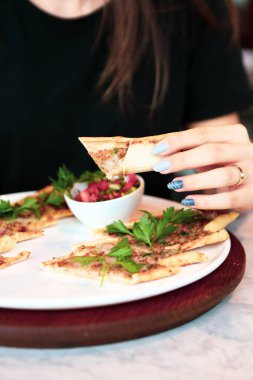 Geleneksel Türkçe fırında pide. Türk pizzası, Orta Doğu aperatifleri. Türk mutfağı. Et ile doldurulmuş çam