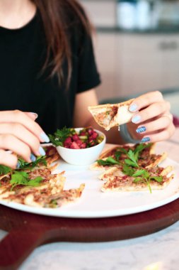 Geleneksel Türkçe fırında pide. Türk pizzası, Orta Doğu aperatifleri. Türk mutfağı. Et ile doldurulmuş çam