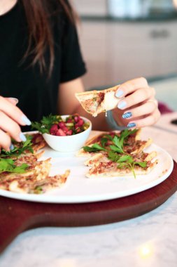 Geleneksel Türkçe fırında pide. Türk pizzası, Orta Doğu aperatifleri. Türk mutfağı. Et ile doldurulmuş çam