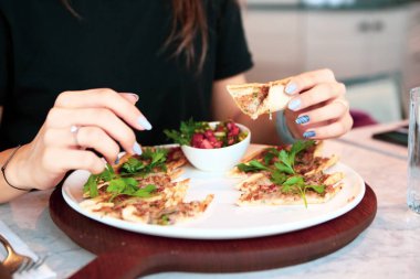 Geleneksel Türkçe fırında pide. Türk pizzası, Orta Doğu aperatifleri. Türk mutfağı. Et ile doldurulmuş çam