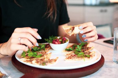 Geleneksel Türkçe fırında pide. Türk pizzası, Orta Doğu aperatifleri. Türk mutfağı. Et ile doldurulmuş çam