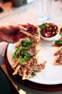 Geleneksel Türkçe fırında pide. Türk pizzası, Orta Doğu aperatifleri. Türk mutfağı. Et ile doldurulmuş çam