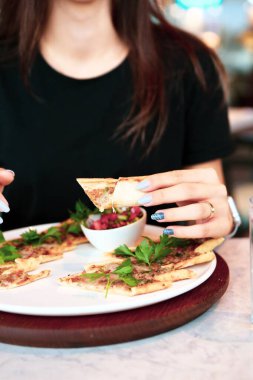 Geleneksel Türkçe fırında pide. Türk pizzası, Orta Doğu aperatifleri. Türk mutfağı. Et ile doldurulmuş çam