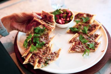 Geleneksel Türkçe fırında pide. Türk pizzası, Orta Doğu aperatifleri. Türk mutfağı. Et ile doldurulmuş çam