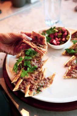 Geleneksel Türkçe fırında pide. Türk pizzası, Orta Doğu aperatifleri. Türk mutfağı. Et ile doldurulmuş çam