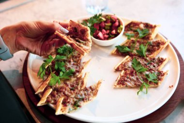 Geleneksel Türkçe fırında pide. Türk pizzası, Orta Doğu aperatifleri. Türk mutfağı. Et ile doldurulmuş çam