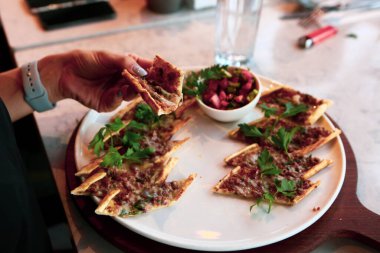 Geleneksel Türkçe fırında pide. Türk pizzası, Orta Doğu aperatifleri. Türk mutfağı. Et ile doldurulmuş çam